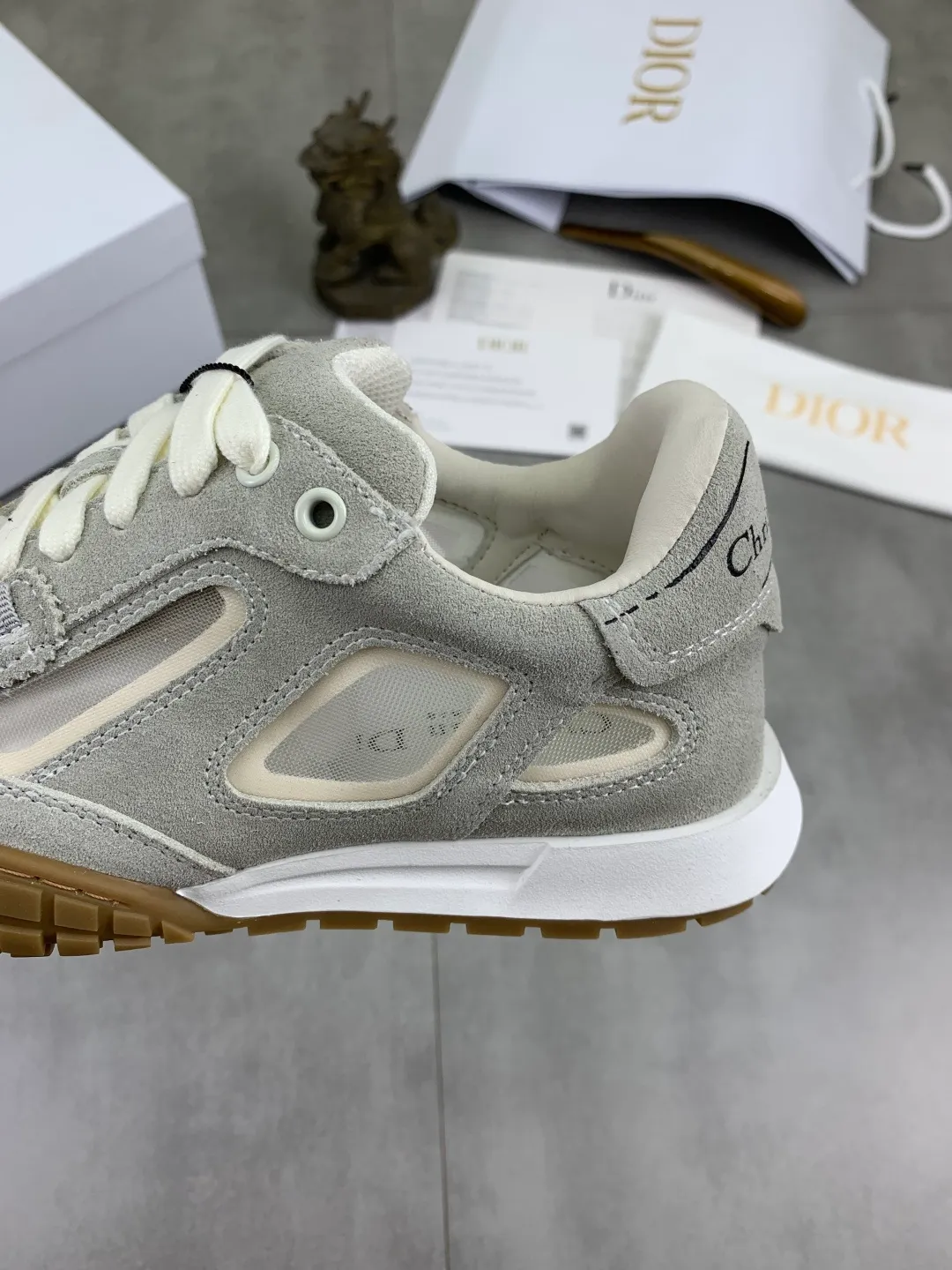 Men's men's shoes P520 new Dior Tech sneakers 2026 early spring series new products, with fashionable details, highlighting retro aesthetics. The light beige anti-suede cow leather upper is spliced ​​with apricot transparent mesh fabric on the side. The upper window edge is adhered with high-frequency flat ironing and back-pressure. It replicates the original craftsmanship, making it beautiful and comfortable without falling off. The interior is made of sheep lining of the same color, which is soft and comfortable. The heel and tongue are embellished with the Paris logo. The textured TPU soles with the same color logo. The high-end version is exquisitely packaged, adding a high-end style.  Code number: 35-46